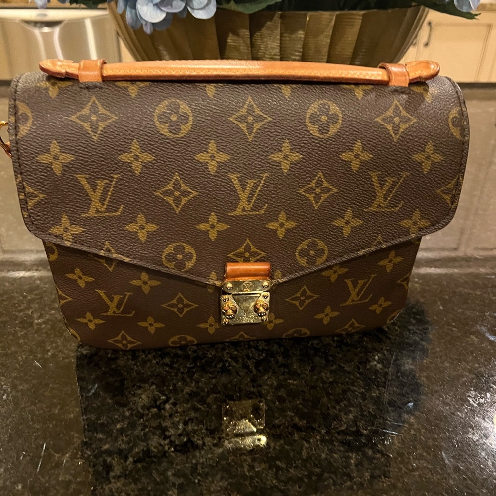 Louis Vuitton Crossbody Bag - Great Condition - Picture 6 of 8